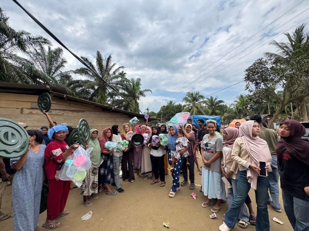 The Escape To Sumatra team delivering supplies during our Aceh Relief Mission to remote villages.